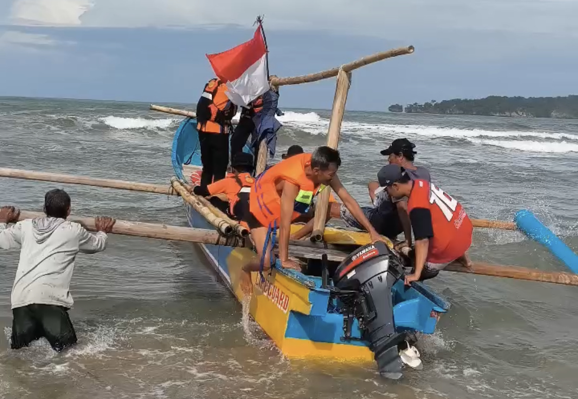Tim SAR Gabungan saat hendak melakukan pencarian terhadap wisatawan yang hilang terseret ombak di Pantai Goa Langir Sawarna, Kabupaten Lebak, Selasa (20/1).