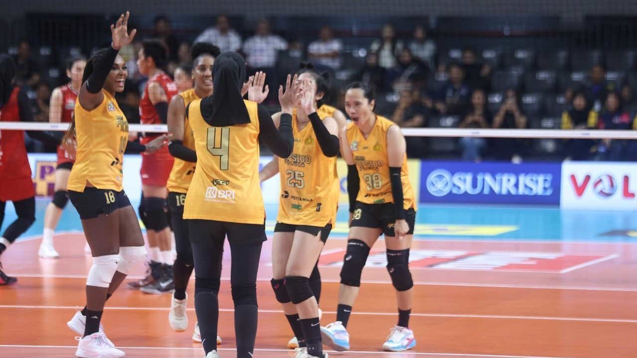 Selebrasi Tim Popsivo Polwan usai kalahkan Bandung BJB 3-1. Foto : Ist