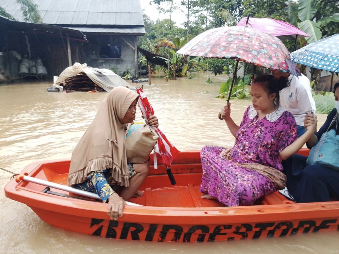 TEROBOS BANJIR. Gunakan perahu kecil tanpa mesin, ibu hamil Sarminah (25) warga Kampung Tongkol, Desa Idaman, Kecamatan Patia, Kabupaten Pandeglang, yang hendak melahirkan sedang menerobos banjir sejauh 2 Km ke Bidan Desa, Kamis (22/1).