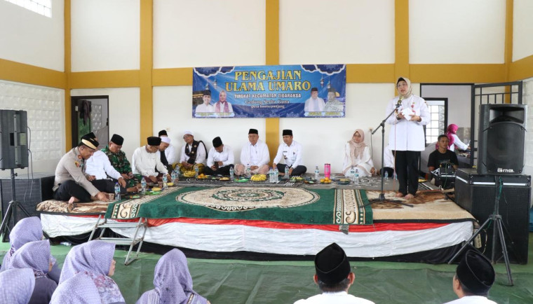 Wakil Bupati (Wabup) Tangerang, Intan Nurul Hikmah, tampak sedang sambutan di kegiatan Pengajian Ulama dan Umaro dalam rangka peresmian Gedung Serbaguna (GSG) Desa Bantar Panjang, Kecamatan Tigaraksa pada Rabu (28/1).