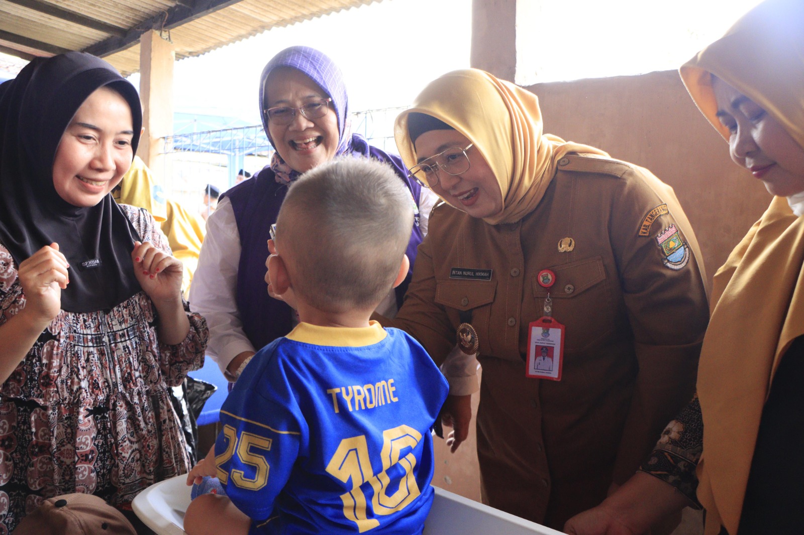 Wakil Bupati (Wabup), Tangerang Intan Nurul Hikmah, tengah melakukan monitoring pelaksanaan Gerebek Posyandu di Posyandu Gelatik 2, Desa Daon Kec. Rajeg pada Selasa (13/1).