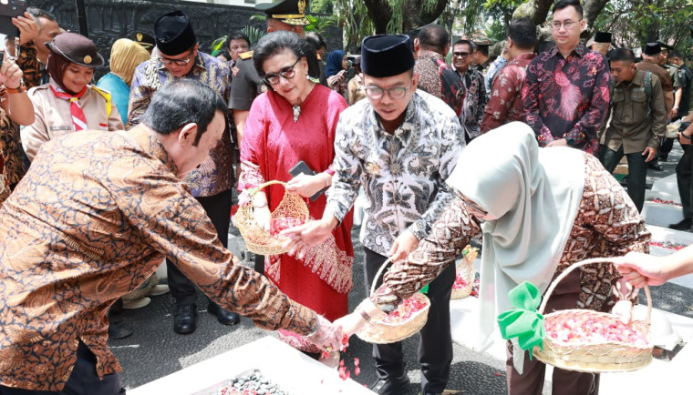 Wakil Bupati (Wabup) Tangerang, Intan Nurul Hikmah, tampak sedang melakukan tabur bunga di acara Hari Bakti Taruna ke-80 yang digelar oleh keluarga besar Yayasan 25 Januari 1946, di Taman Makam Pahlawan (TMP) Taruna Kota Tangerang pada Minggu (25/1).