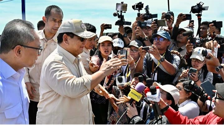 Presiden Prabowo saat panen raya di Karawang, Jawa Barat, Rabu (7/1/26). Foto : Ist