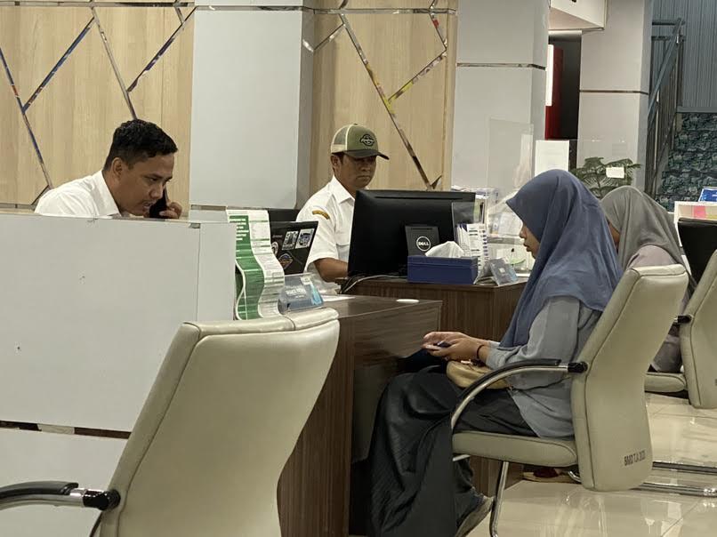 PELAYANAN. Sejumlah warga yang mengajukan NIB sedang dilayani pihak DPMPTSP Pandeglang di Mal Pelayanan Publik (MPP), beberapa waktu lalu.