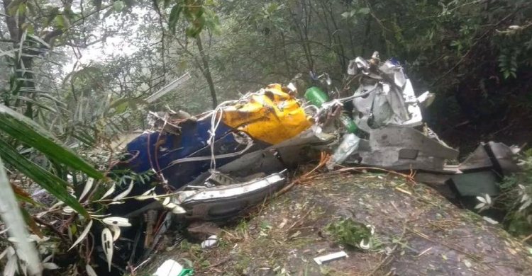 Bagian badan pesawat ATR 42-500 yang ditemukan di Gunung Bulusaraung. Foto : Ist