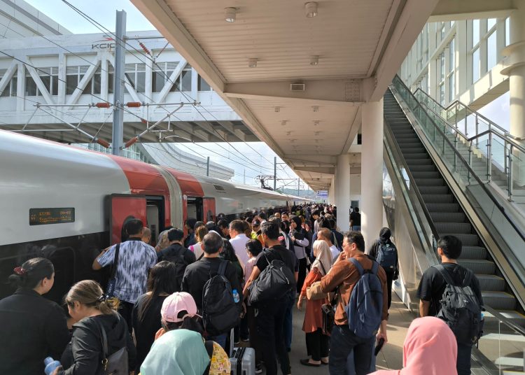 Antrean penumpang Whoosh. Foto : Ist