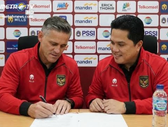 Ketum PSSI Erick Thohir (kanan) serta Pelatih baru PSSI John Herdman (kiri). Foto : Ist