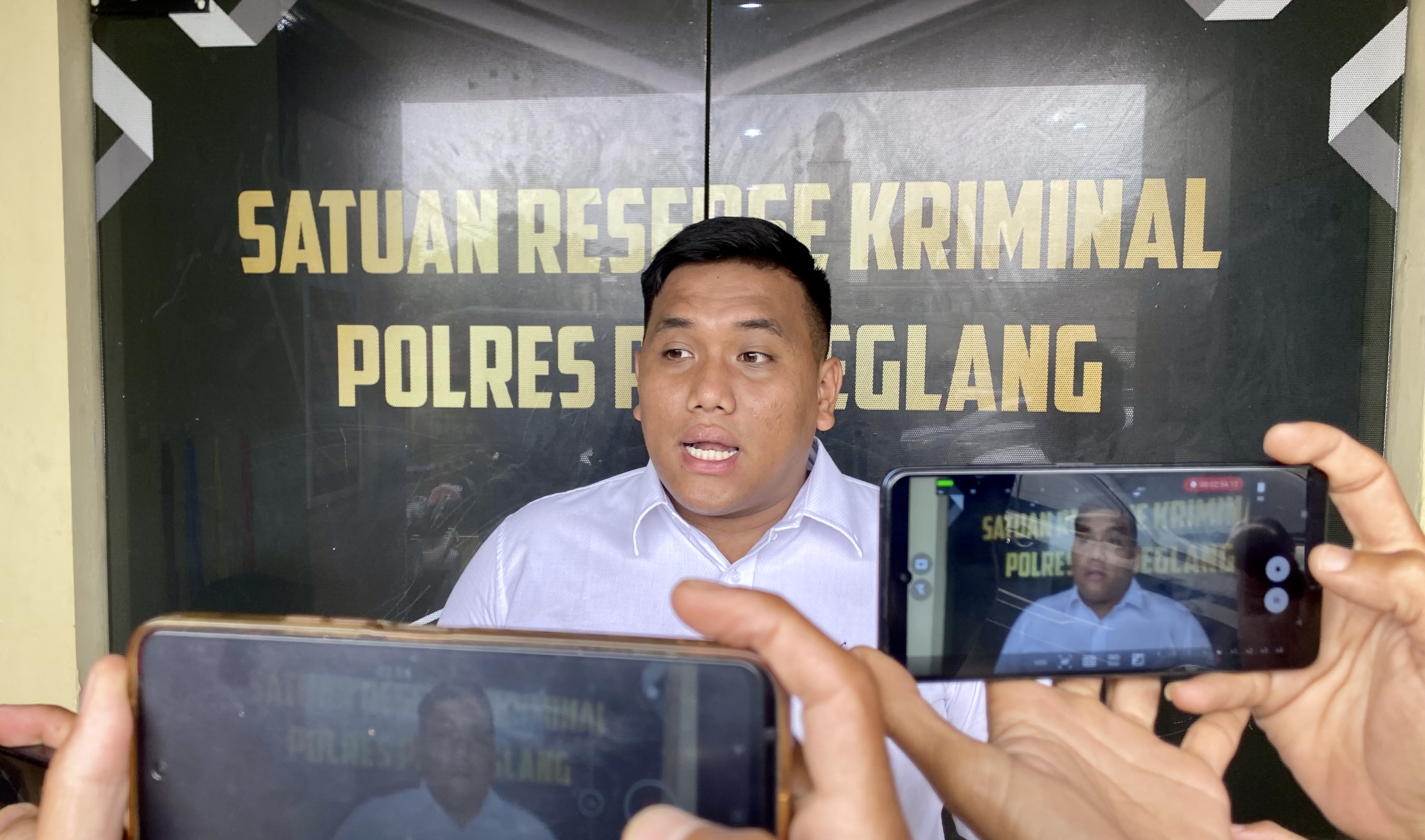 MENJELASKAN. Kanit Tipikor Satreskrim Polres Pandeglang IPDA Hansen F Simamora, sedang menjelaskan dugaan tindak pidana korupsi Kades Sidamukti, saat diwawancara wartawan di lingkungan Polres Pandeglang, Rabu (7/1).