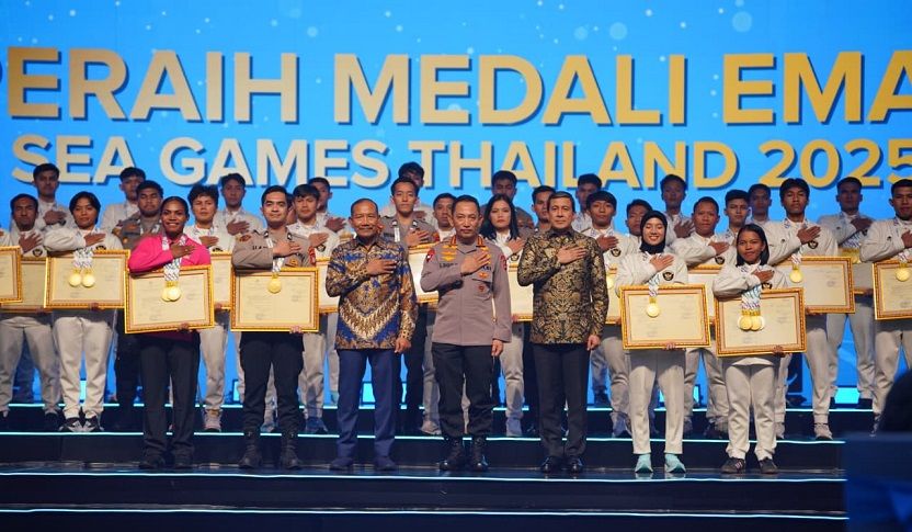 Kapolri Jenderal Listyo Sigit Prabowo memberi penghargasn kepada 38 Anggota Polri peraih medali pada Sea Games 2025. Foto : Ist