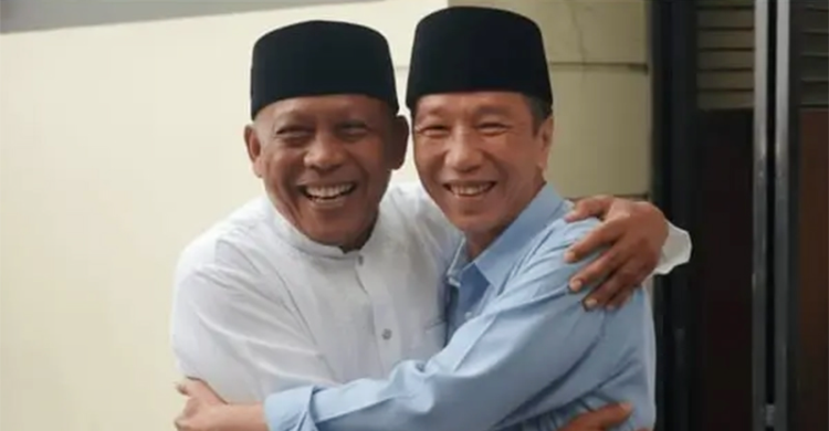 Eggi Sudjana tampak memeluk Presiden ke 7 Jokowi. Foto : Ist 6 r4