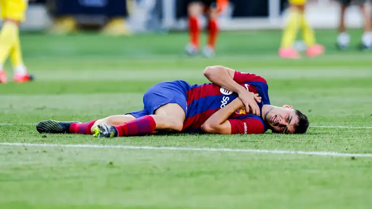 Pedri mengalami cidera saat Barca mengalahkan Slavia Prague. Foto : Ist