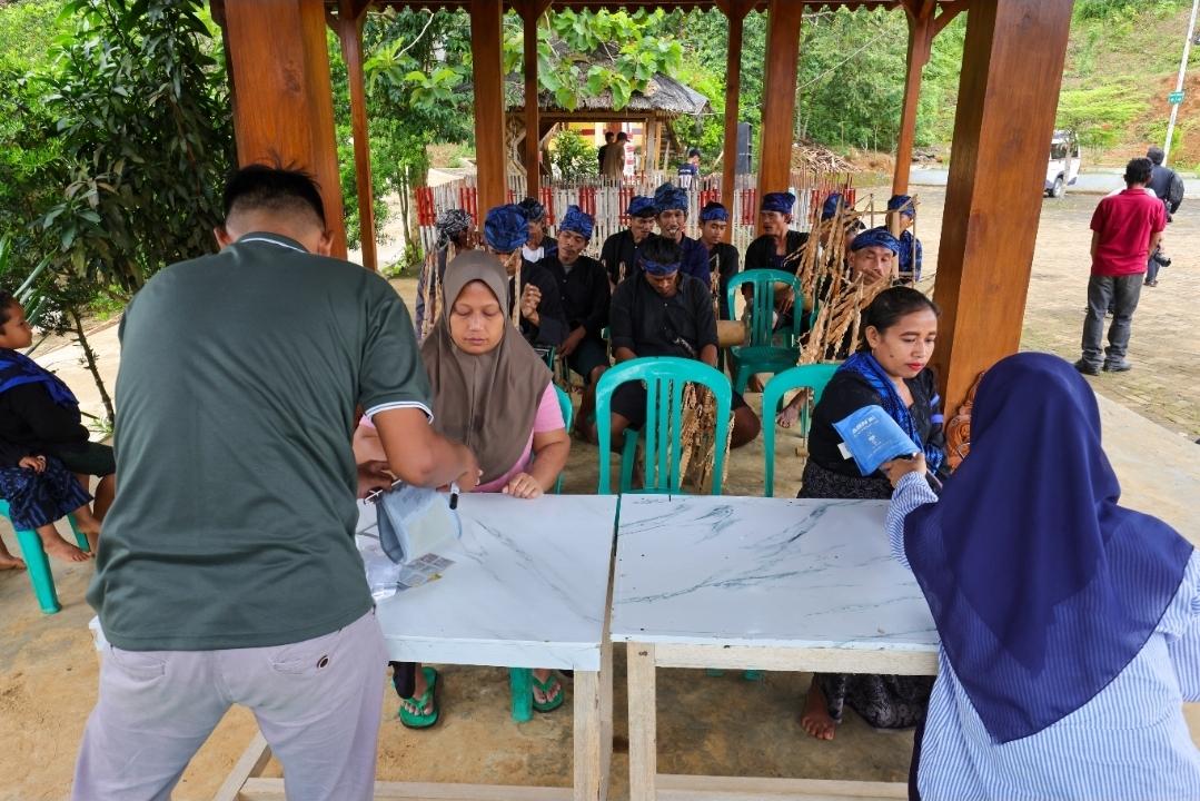 Pemeriksaan kesehatan oleh Kemenkes kepada warga Baduy. Foto : Ist