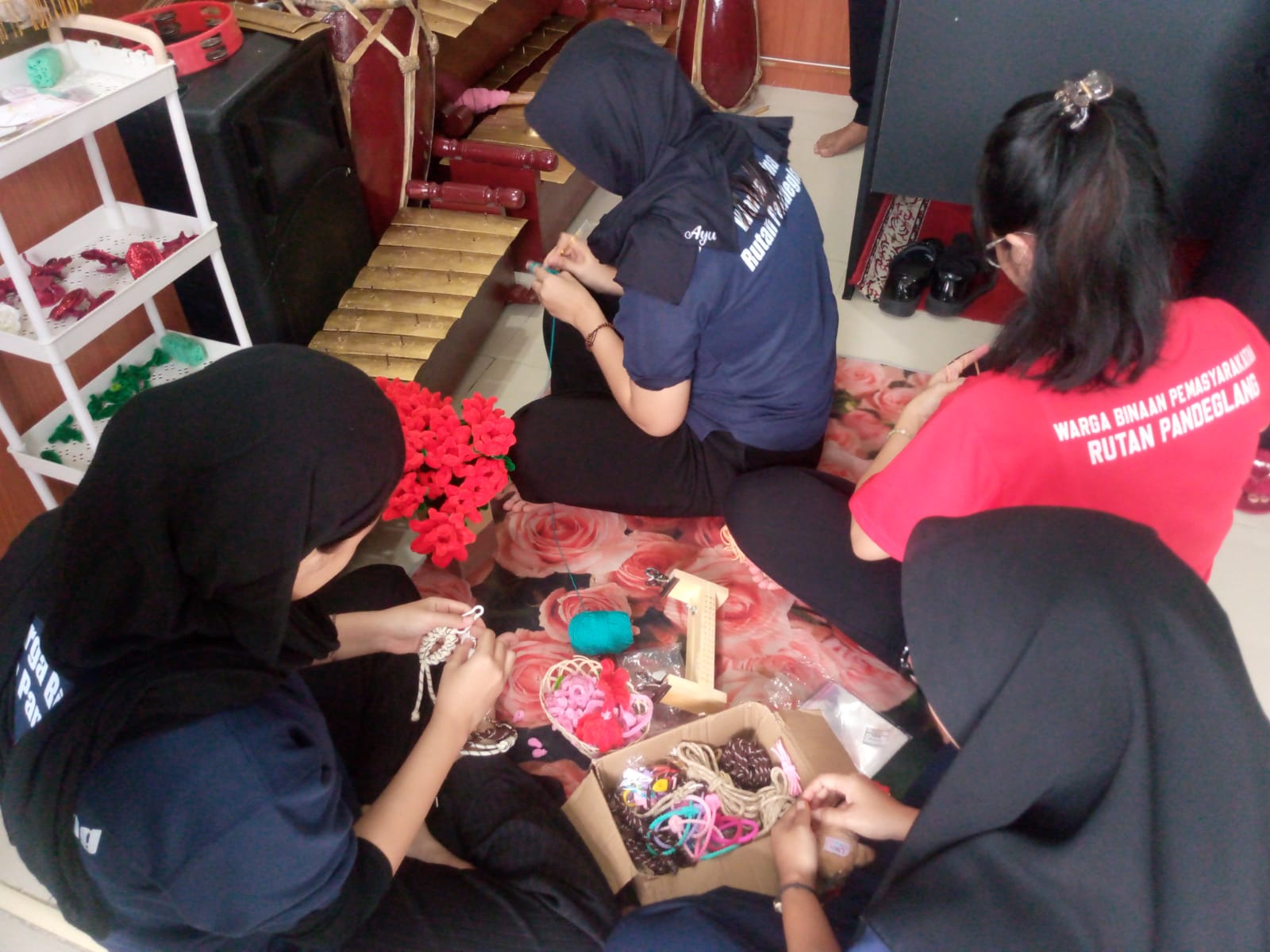 Para WBP perempuan di Rutan Kelas IIB Pandeglang, Kamis (22/1/2026) tengah membuat kerajinan tangan.(Ari Supriadi/tangselpos)