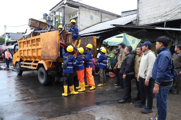 Petugas DPUPR Kota Tangerang melakukan pengangkutan puing bangunan semi permanen yang ditertibkan petugas gabung, di sepanjang jalan Pasar Sipon, Kecamatan Cipondoh, Kota Tangerang, Rabu (21/1).
