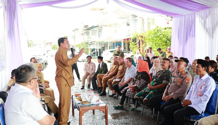 Bupati Tangerang Moch. Maesyal Rasyid, tampak sedang memberikan penjelasan  saat meresmikan operasional Koperasi Kelurahan Merah Putih (KKMP) Kelurahan Dadap, Kecamatan Kosambi, kemarin.