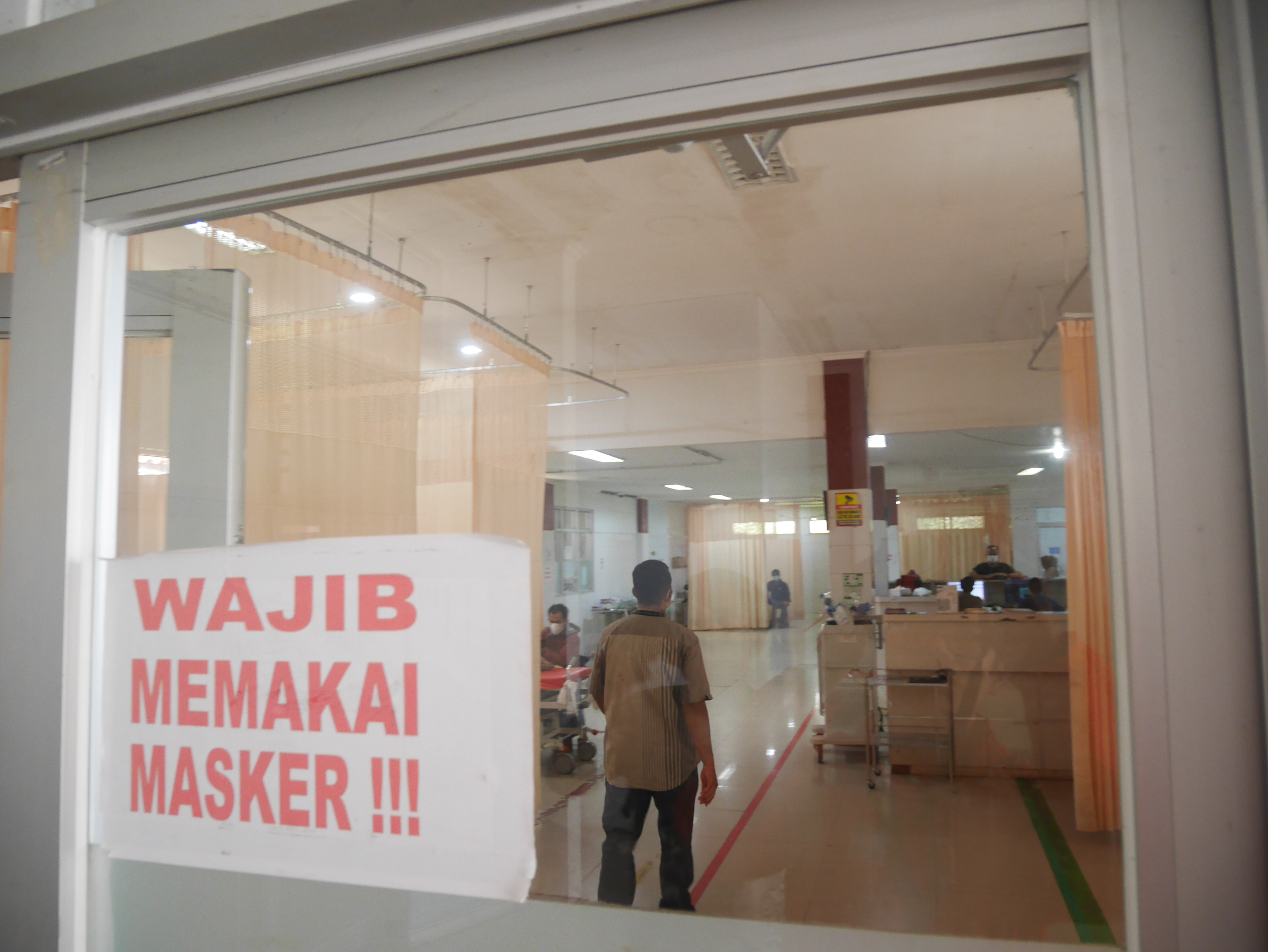 Suasana Ruang Instalasi Gawat Darurat (IGD) RSUD Berkah Pandeglang, Sabtu (24/1/2026). Sebanyak enam siswa SMAN 6 Pandeglang menjalani perawatan setelah terluka tertimpa tiang besi sesi pemotretan.(Ari Supriadi/tangselpos.id)