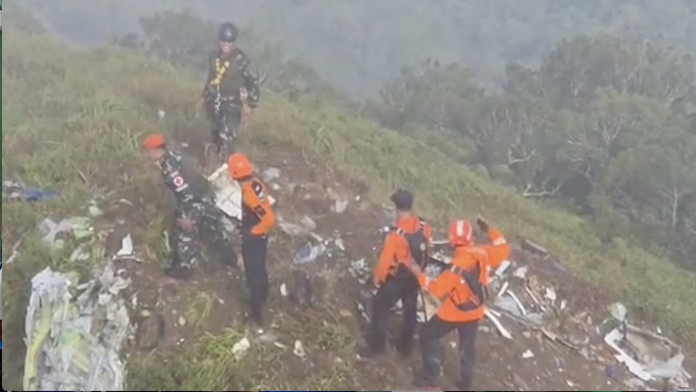 Tim SAR sedang melakukan pencarian korban di Gunung Bulusaraung. Foto : Ist