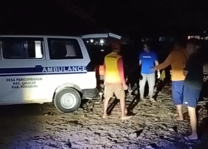 EVAKUASI. Tim SAR gabungan sedang melakukan evakuasi terhadap korban yang hilang terseret ombak ke dalam mobil, untuk dibawa ke rumah duka, kemarin.