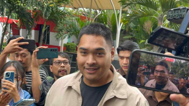 Mantan Menpora Dito Ariotedjo datangi kantor KPK Jumat (23/1/26). Foto :