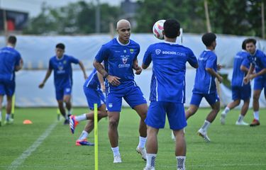 Sesi latihan skuad Persib Bandung. Foto : Ist