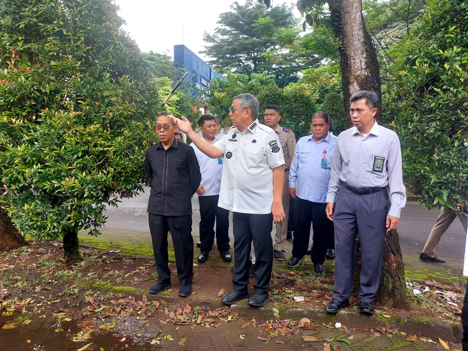 Wali Kota Tangerang Selatan Benyamin Davnie bersama jajaran, serta dihadiri pula oleh Ketua Pengadilan Tinggi (PT) Banten, Suharjono saat meninjau lokasi lahan hibah, Rabu (28/1). Foto : Rahman/TP