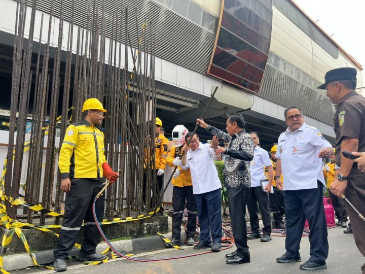 Gubernur Pramono disaksikan mantan Gubernur Sutiyoso saat menyaksikan pembongkaran tiang monorel di Jln HR Rasuna Said. Foto : Ist