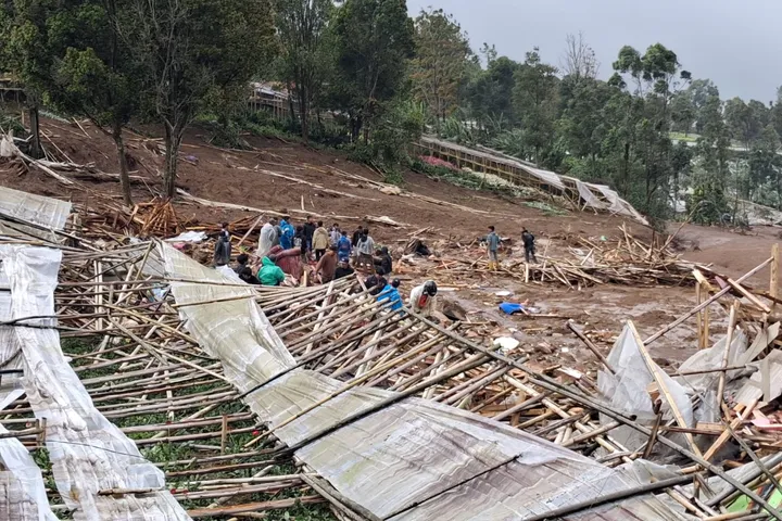 Reruntuhan di kawasan lereng Gunung Burangrang, Cisarua, Sabtu (24/1/2026). Foto : Ist