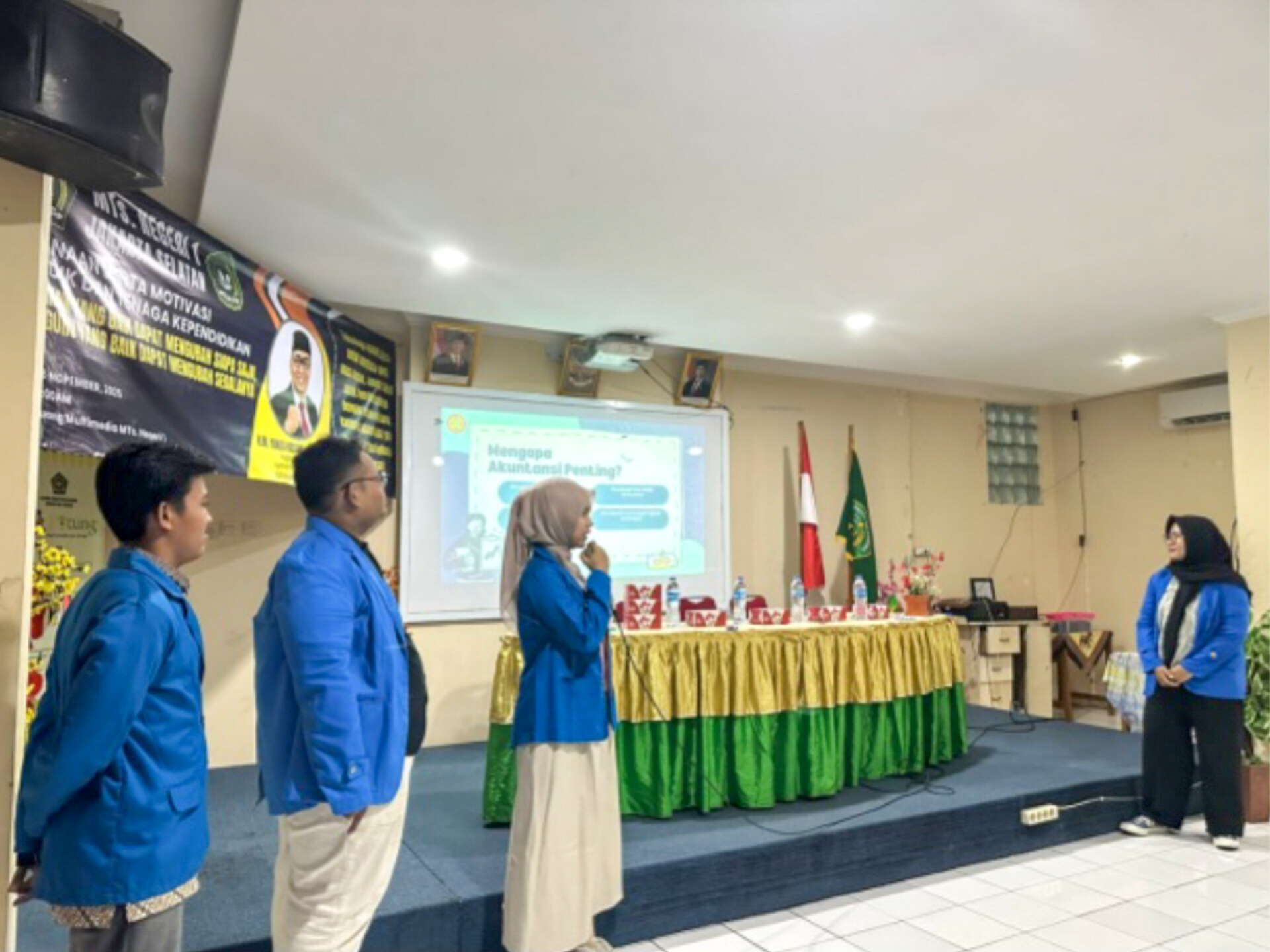 Mahasiswa Universitas Pamulang memaparkan materi literasi keuangan dan dasar-dasar akuntansi kepada siswa MTsN 1 Jakarta melalui pendekatan edukatif dan interaktif dalam kegiatan Pengabdian kepada Masyarakat. (Dok. Mahasiswa Unpam)