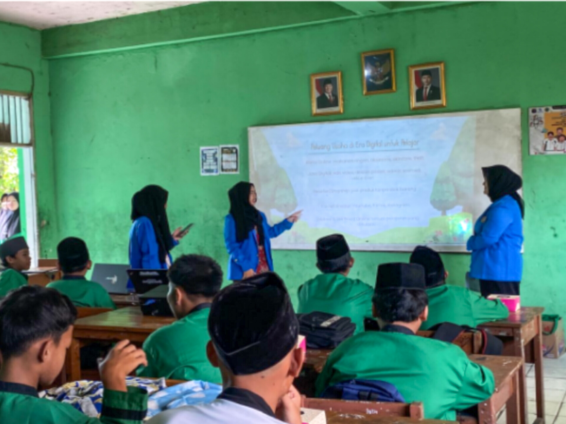 Mahasiswi Universitas Pamulang menyampaikan materi kepada peserta kegiatan PMKM. (Dok. Mahasiswi Unpam)