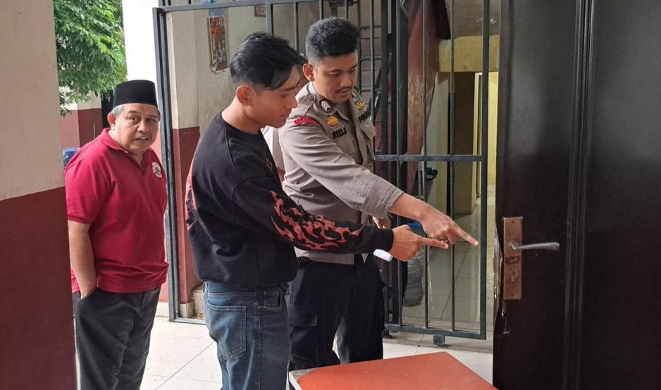 Pintu yang dicongkel maling untuk masuk ruang kelas di SDN Kalibaru 1 Depok. Foto : Ist