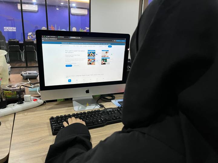 Warga Kota Tangerang memanfaatkan alat deteksi gratis untuk mengecek keaslian sebuah gambar, sebagai langkah kewaspadaan manipulasi foto AI.