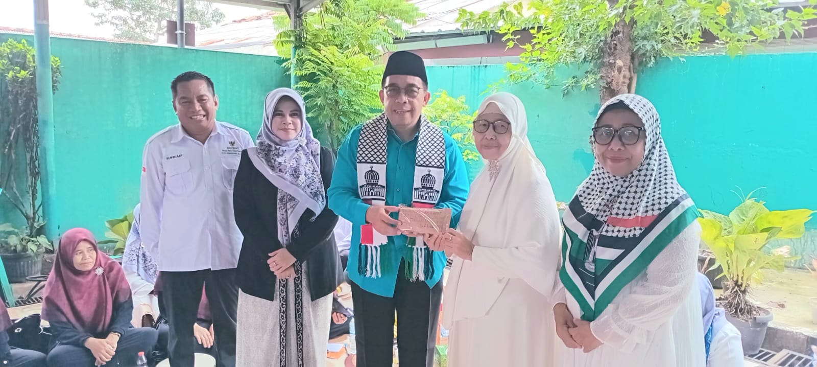 Warga Kelurahan Cipayung menyerahkan donasi kemanusiaan untuk Palestina usai pengajian Isra Mi’raj, Kamis (1/1/2026). (tangselpos.id/rmn)