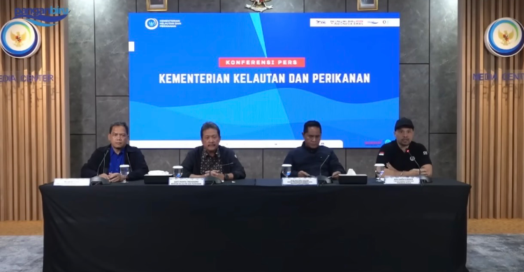 Menteri KKP Sakti Wahyu Trenggono (kedua kiri) bersama Dirut PT Indonesia Air Transport Tri Adi Wibowo dalam konferensi pers terkait jatuhnya pesawat ATR 42-500 pada Sabtu (17/1/2026) malam. Foto: Ist