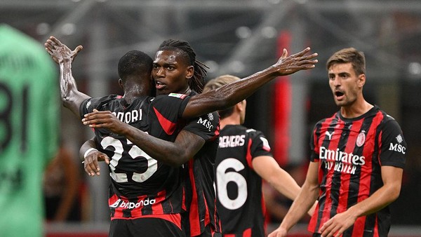 Selebrasi skuad AC Milanbusai menang dari Lecce 1-0. Foto : Ist