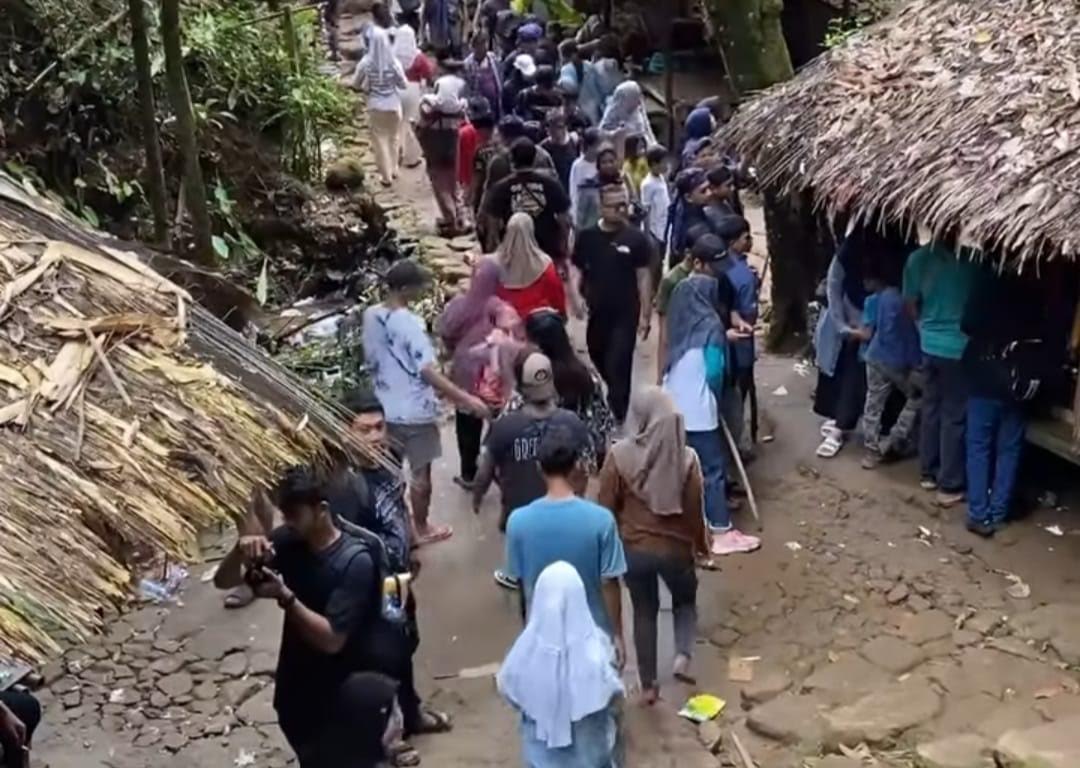 Saat libur panjang, para wisatawan banyak yang ke kawasan objek wisata Suku Baduy, di Kabupaten Lebak.