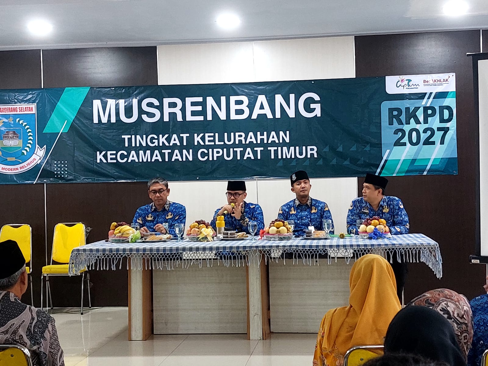 Wakil Wali Kota Tangsel, Pilar Saga Ichsan saat menyampaikan arahan dalam Musrenbang di Kelurahan Cirendeu, Senin (19/1). Foto : Rahman/TP