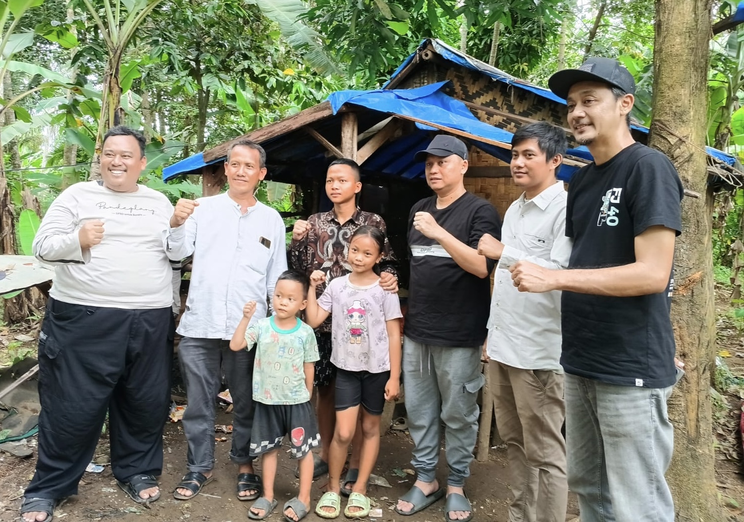 MENYEMANGATI. Disela-sela mengunjungi 4 orang bersaudara yang tinggal di gubuk tidak layak huni, pimpinan dan anggota DPRD Pandeglang bersama pihak Desa Pejamben, Kecamatan Carita, Kabupaten Pandeglang, menyemangati 4 bersaudara itu dengan salam komando, di depan gubuk yang tak layak huni, Rabu (7/1).