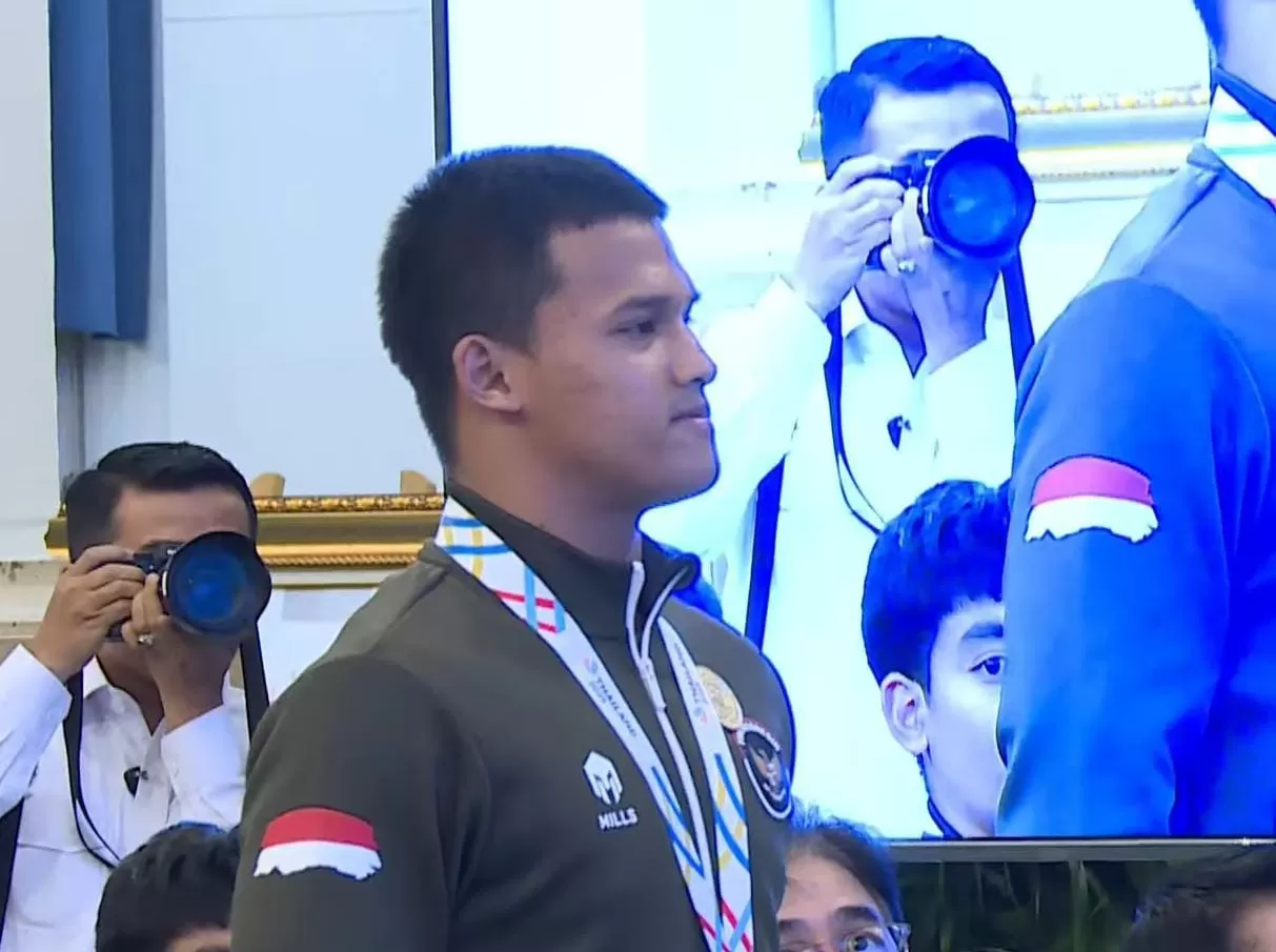 Lifter Rizky Juniansyah mendapat kenaikan pangkat menjadi Kapten setelah memecahkan rekor dunia. Foto : Ist