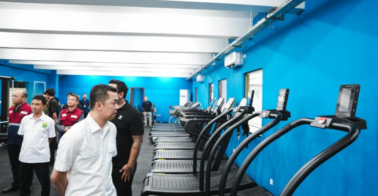 Wakil Menteri Taufik Hidayat asaat meresmikan fasilitas baru di Pelatnas PBSI di Cipayung. Foto : Ist