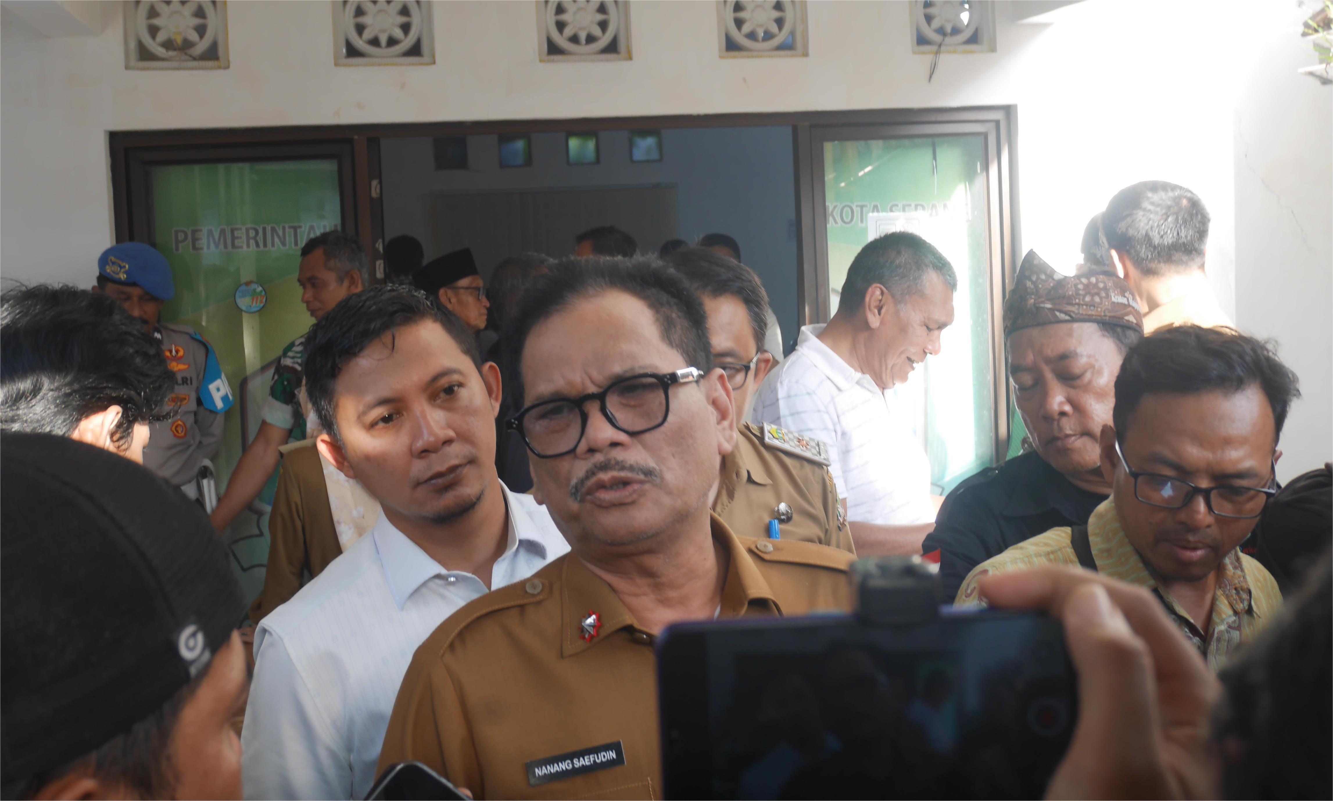 Sekda Kota Serang, Nanang Saefudin saat menyampaikan keterangan pers usai dialog dengan warga di Kantor Kecamatan Taktakan, Selasa (6/1/2025).