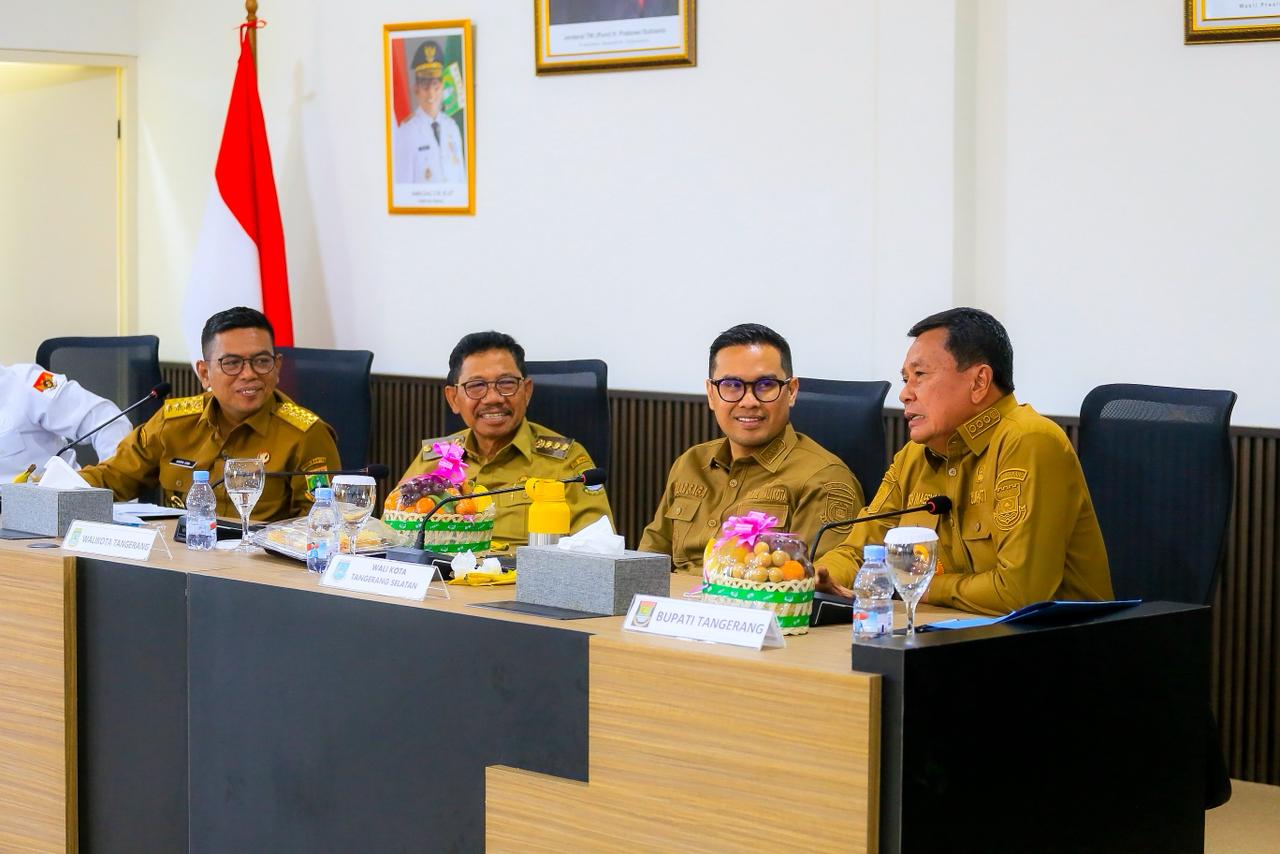 Gubernur Andra Soni (kiri) saat rapat koordinasi penanganan banjir se-Tangerang Raya. Foto : Rahman/TP