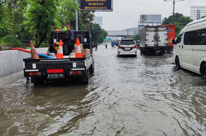 Air menuju akses Bandara masih tergenang air. Foto : Ist