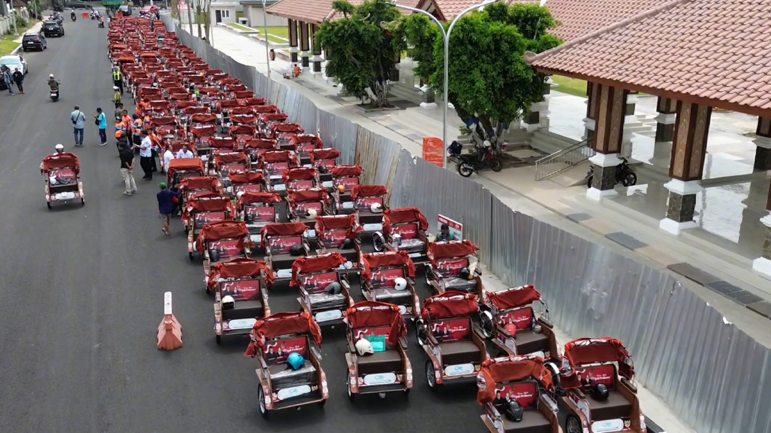 200 ratus becak listrik bantuan Presiden Prabowo untuk Sidoardjo. Foto : Tim Media Presiden