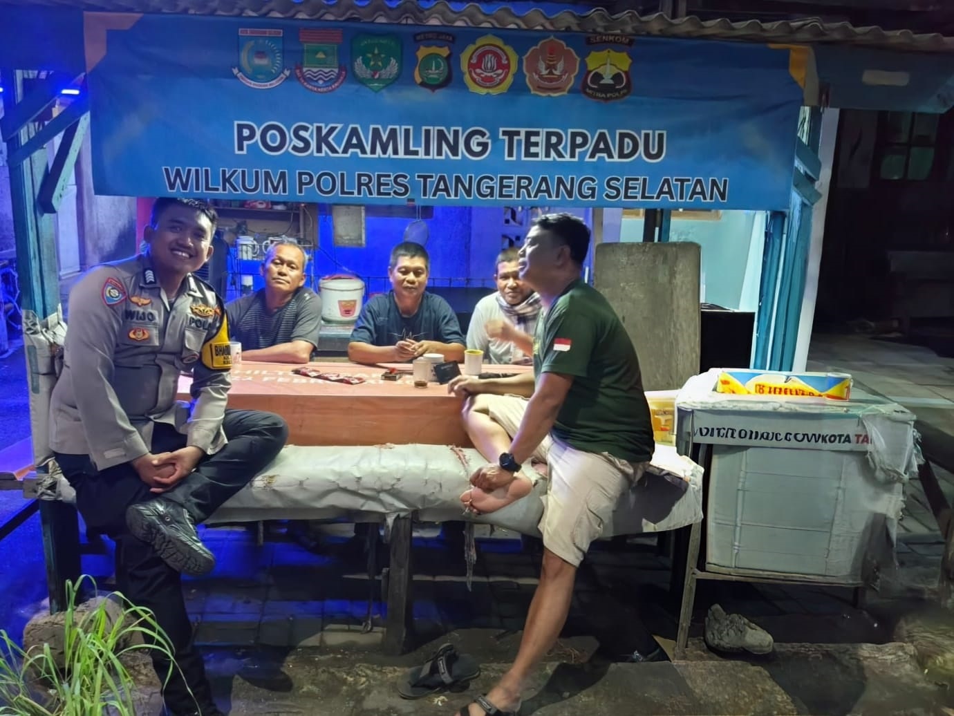 JAGA WARGA. Bhabinkamtibmas Kelurahan Buaran, Polsek Serpong, Bripka Harimas Wijonarko melaksanakan kegiatan pengecekan Poskamling Terpadu pada Minggu (11/1) malam.
