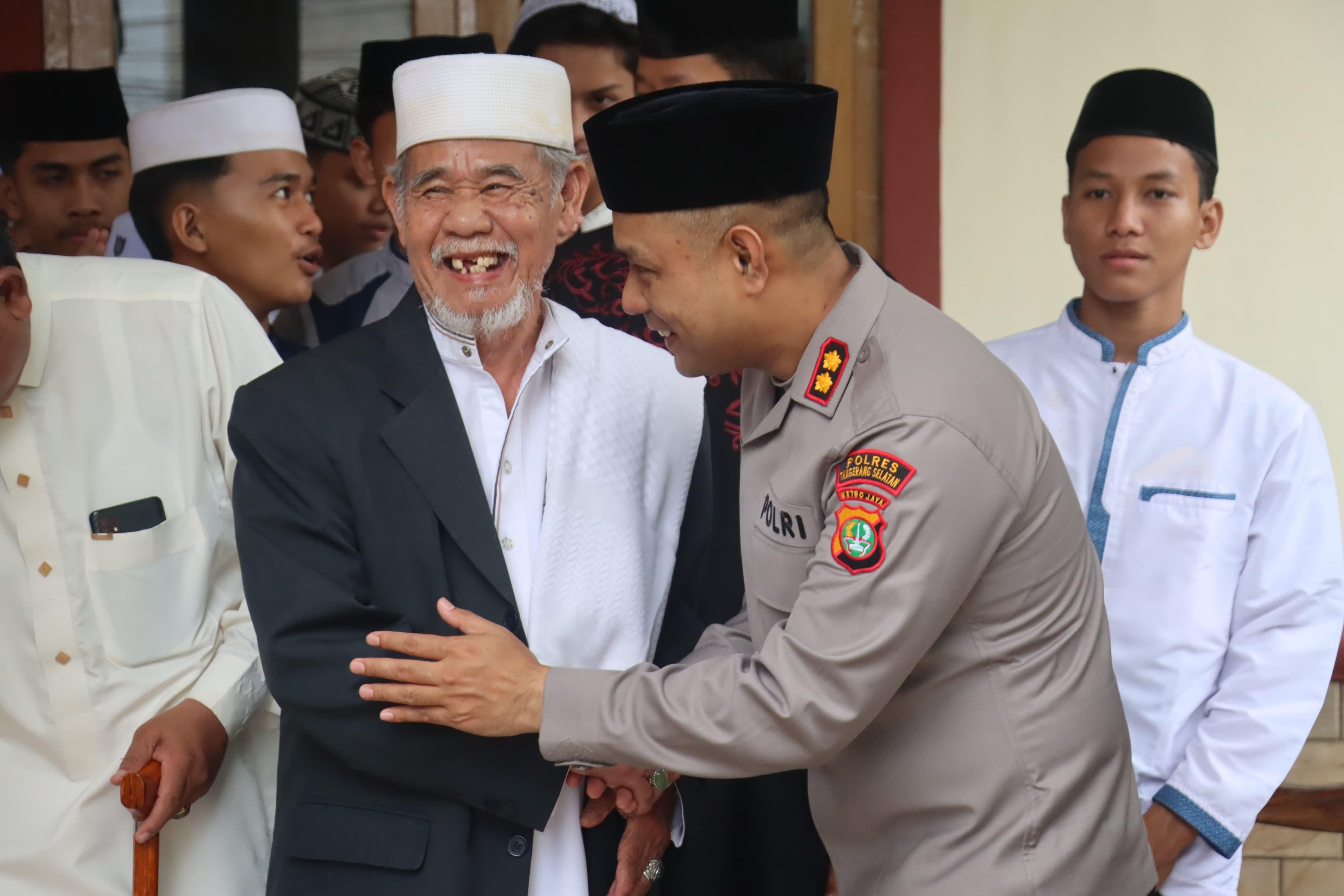 SILATURAHIM. Kapolres Tangsel, AKBP Boy Jumalolo silaturahmi dengan Ketua MUI Kota Tangsel, KH Saidih.