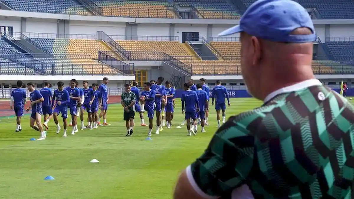 Pelatih Persib Bojan Hodak sedang memantau latihan skuad Persib. Foto : Ist