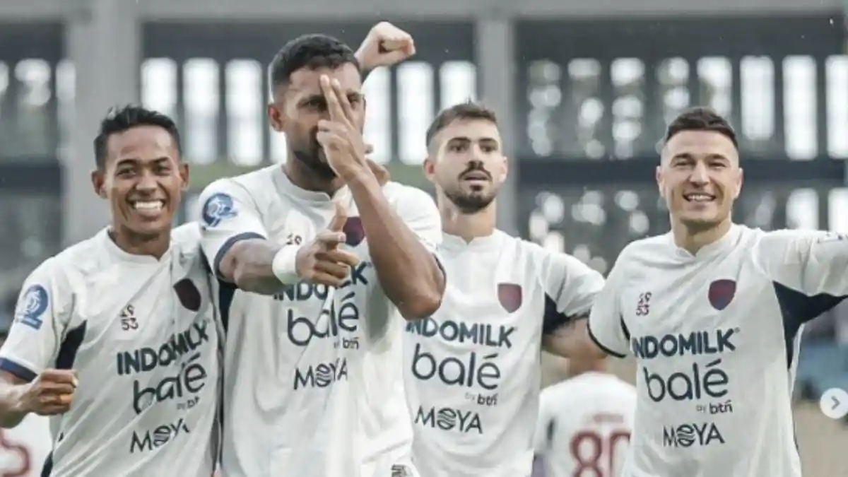 Selebrasi skuad Persita usai menang 3-1 saat bertangdang ke markas Persis Solo. Foto : Ist