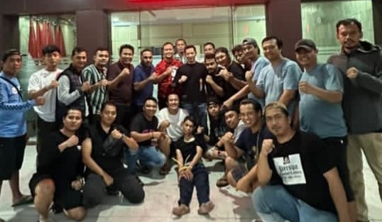 Terduga pembunuh MAHM (tangan terikat) berhasil dibekuk aparat . Foto : Ist