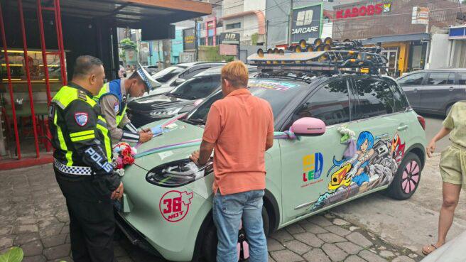 Sebuah mobil listrik yang menggunakan lampu strobo dan klakson telolet di viral di media sosial.