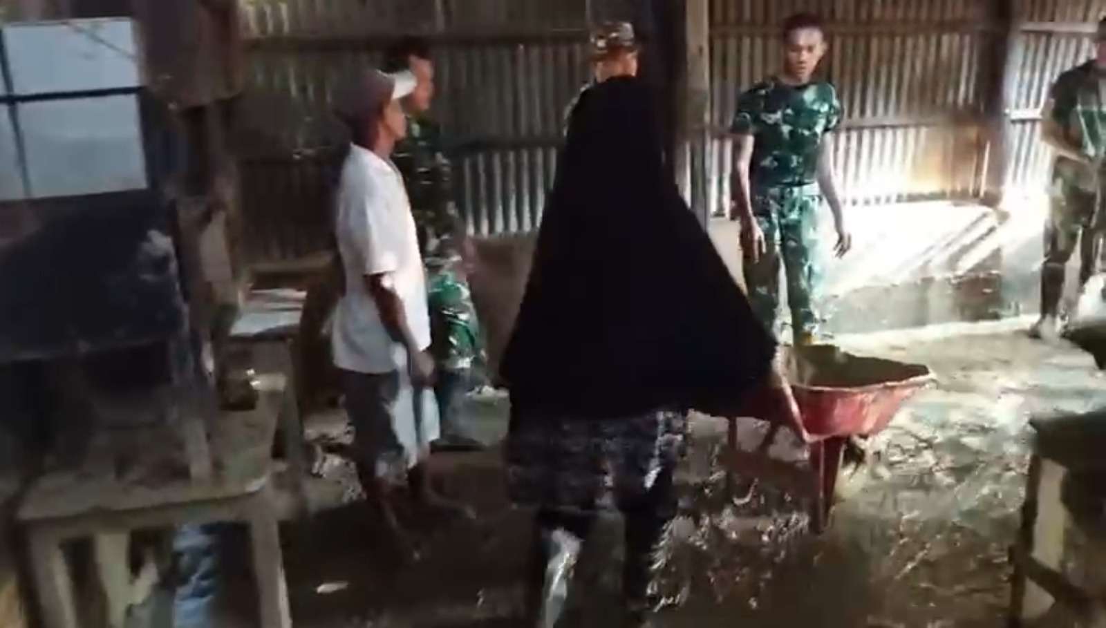 TNI bersama warga membersihkan rumah terdsmpak banjir di Aceh Pidie. Foto : Tim Nedia Presiden